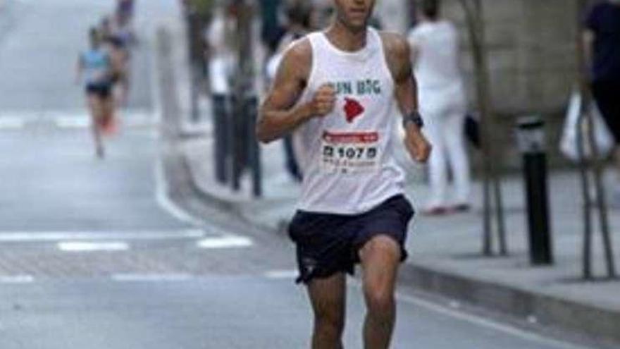 Atleta Joven Optimista En Ropa Deportiva Negra Y Sombrero De Santa