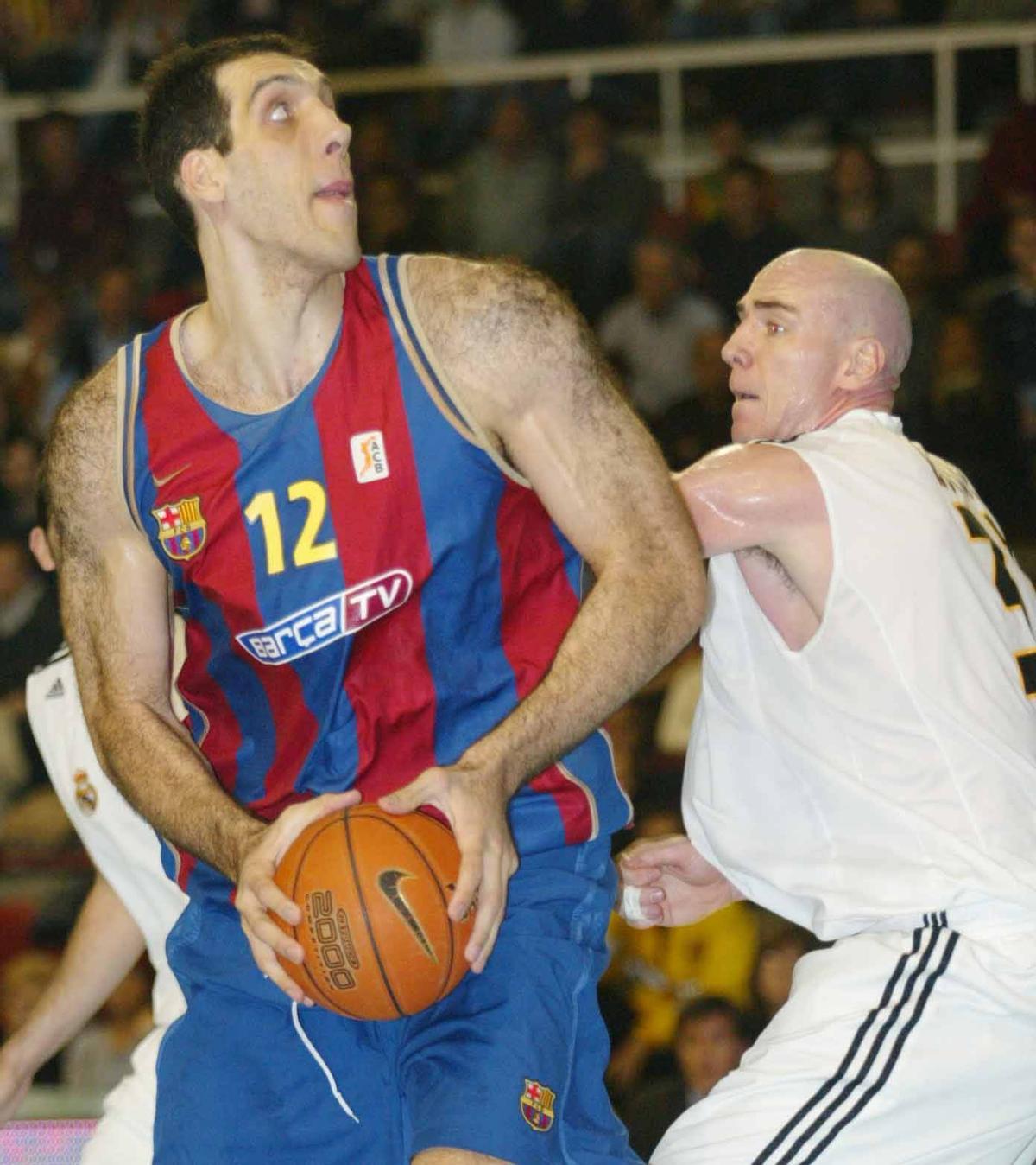Roberto Dueñas en un partido contra el Real Madrid.