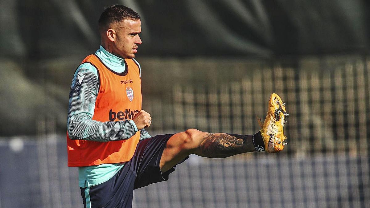 Roger Martí, en un entrenamiento con el Levante UD en Buñol.  | F. CALABUIG/SD