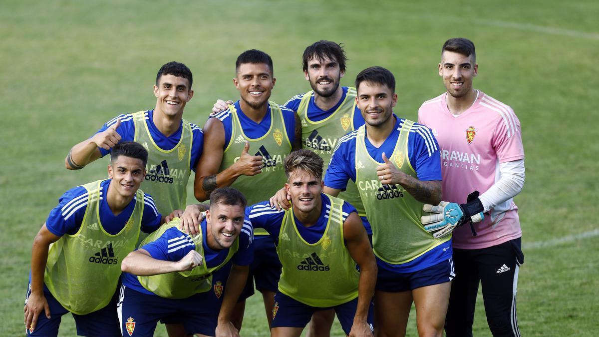 Varios futbolistas del Real Zaragoza posan sonriendo durante la concentración de Boltaña