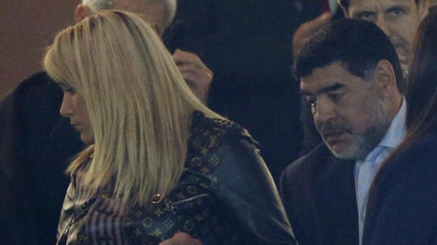 Maradona y su pareja asistieron al Bernabéu.
