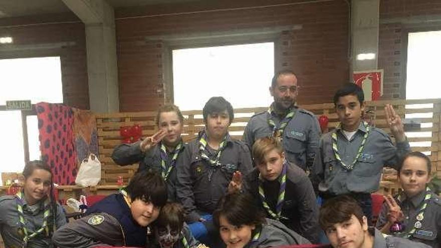 El grupo de boy scouts que realizó los talleres infantiles.