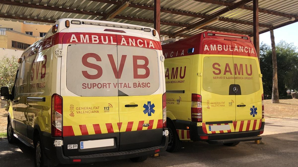 Una ambulancia trasladó al herido en el incendio de Beneixida hasta el hospital más cercano.