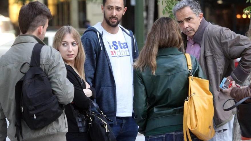 Valtonyc, en el centro, tras declarar en la Audiencia Nacional.