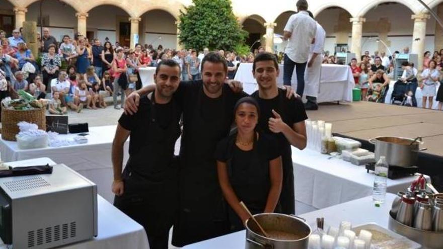 Un grupo de cocineros participantes en la jornada gastronómica celebrada en el claustro.