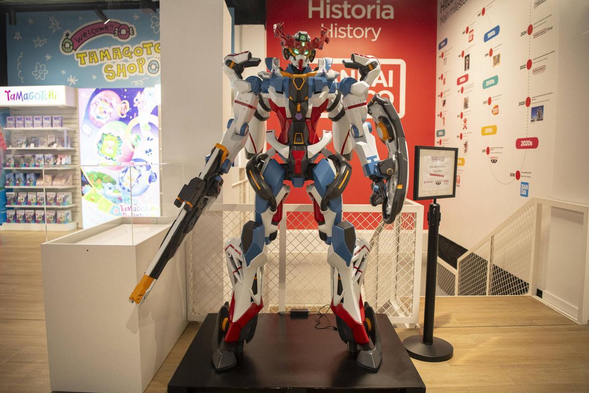 Robot de tamaño real en la tienda Bandai Namco Shop. Triángulo Friqui. Barcelona, 30 de junio de 2026. Foto: Belén González Álvarez / EP