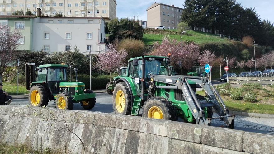 Los agricultores bloquean Santiago: las imágenes de la tractorada frente a la Xunta