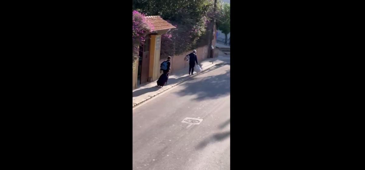 Dos de los okupas saliendo de Villa Amparo, esta mañana