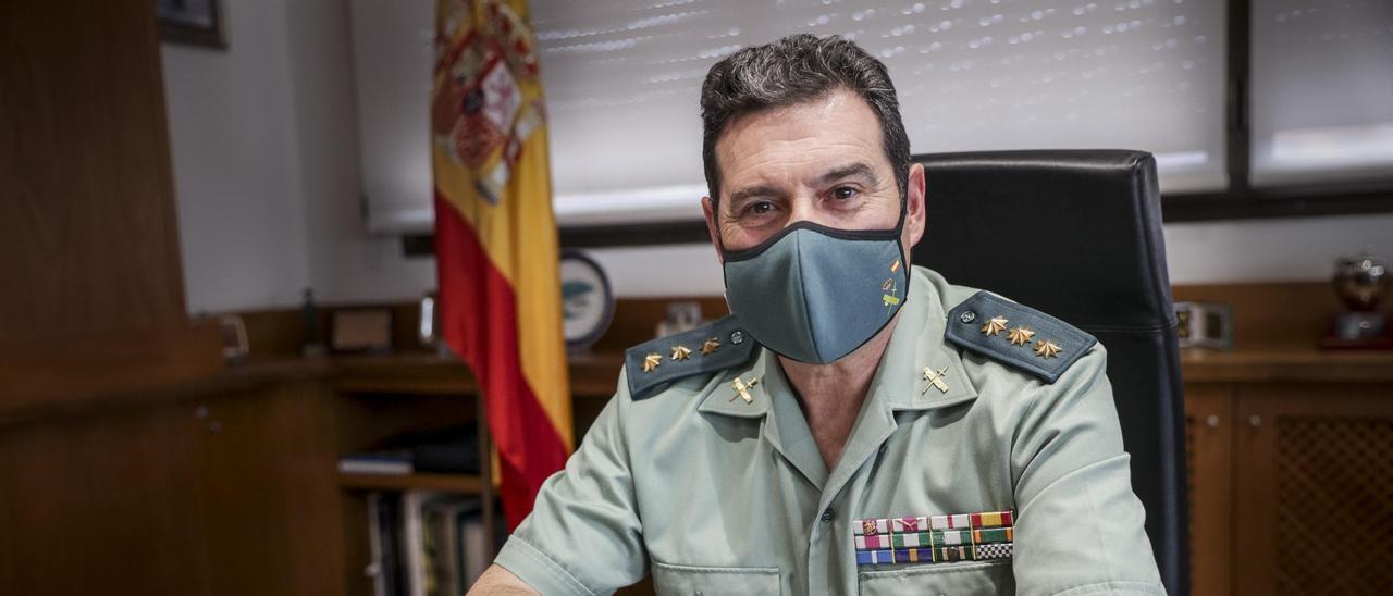 El coronel Francisco Javier Puerta, ayer, en su despacho del cuartel de la Guardia Civil en Oviedo. | Irma Collín