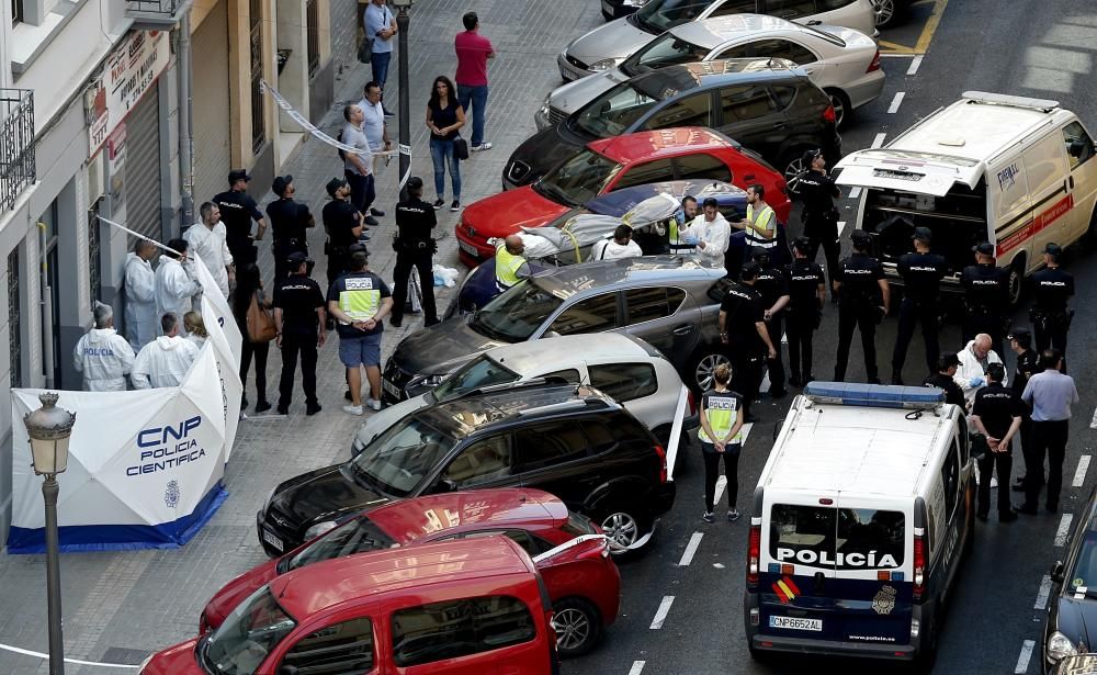 Muere un policía en Valencia apuñalado por el sospechoso del crimen de la maleta