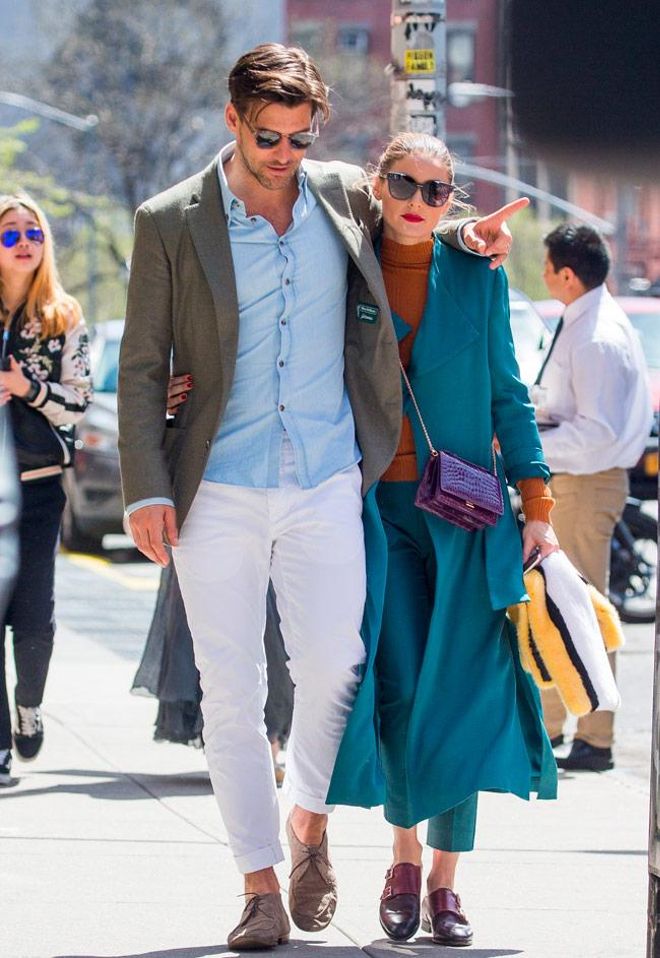 Olivia Palermo con estola de pelo junto a Johannes Huebl