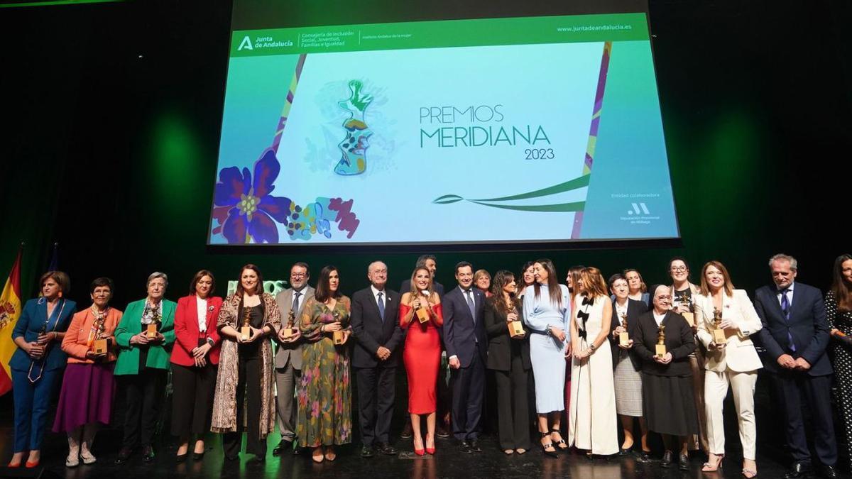 Foto de familia de los premiados y autoridades en los Premios Meridiana.