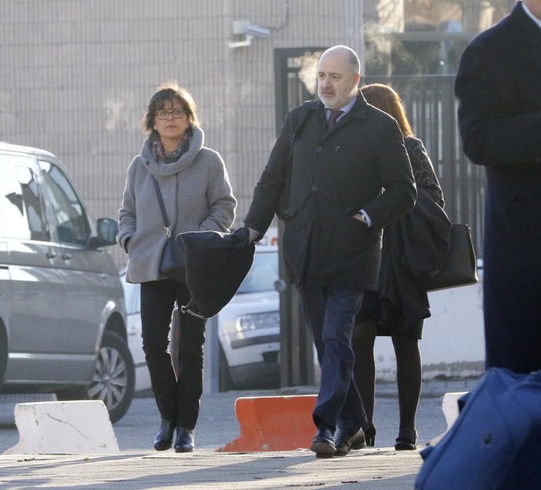 Llegada de acusados y testigos a la vista esta mañana.