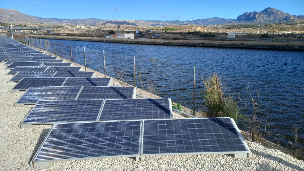 Las placas solares se han colocado alrededor del Pantanet para suministrar la energía para la nueva estación de bombeo