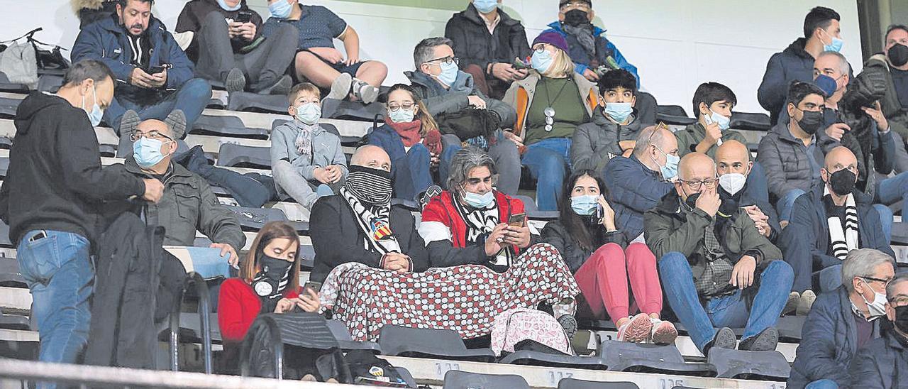 Un grupo de aficionados, en la grada de Castalia en el encuentro de hace un par de semanas ante en Andorra.