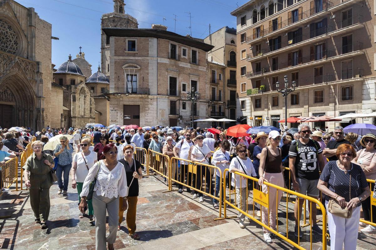 Los devotos y los turistas hacen cola durante horas para rendir homenaje a la Patrona.