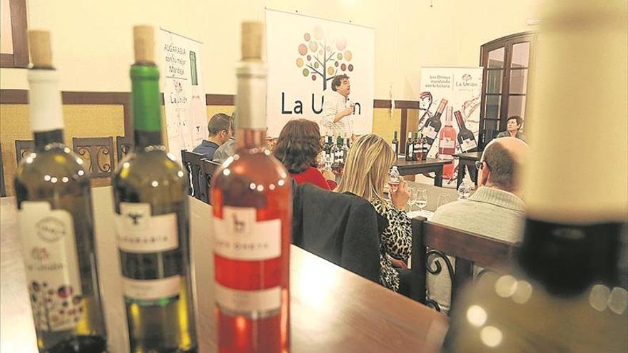 La Cooperativa La Unión presenta al sector hostelero los vinos de la nueva cosecha