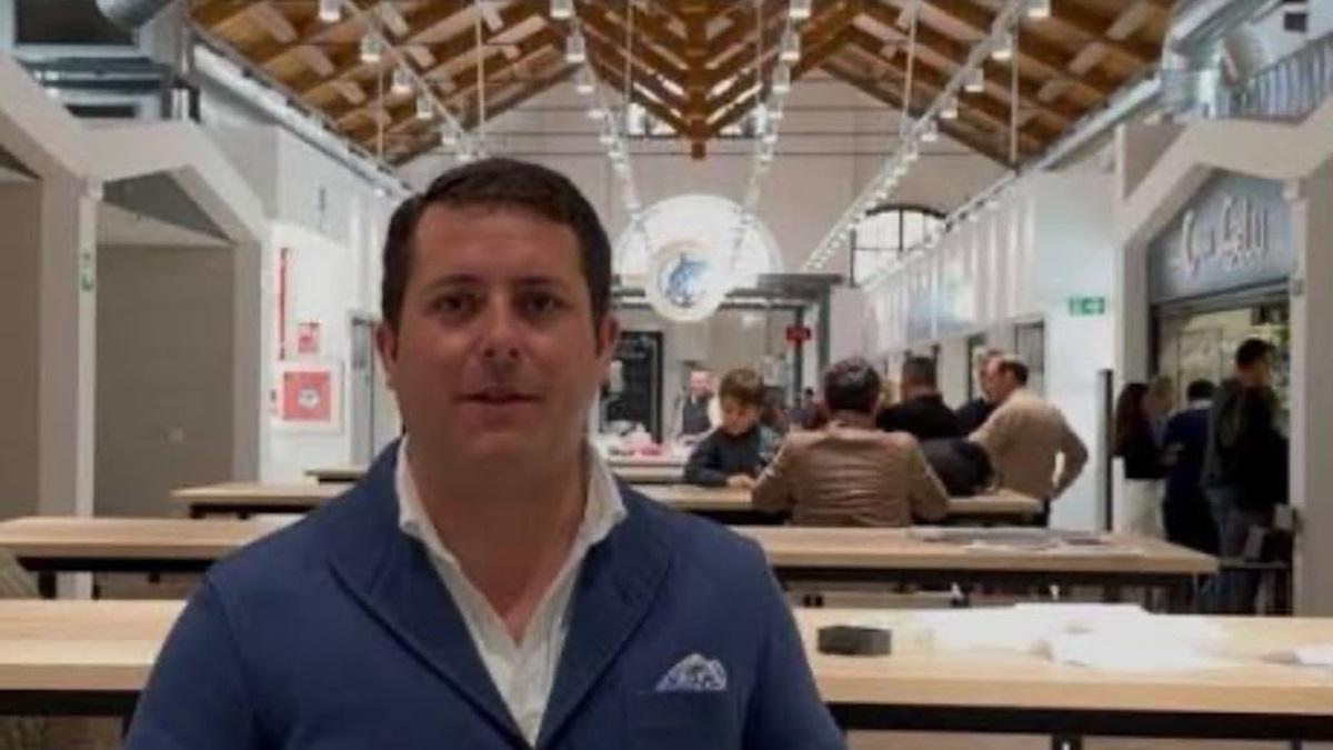 El concejal de Puente Genil Joaquín Reina en el mercado de abastos de la localidad.