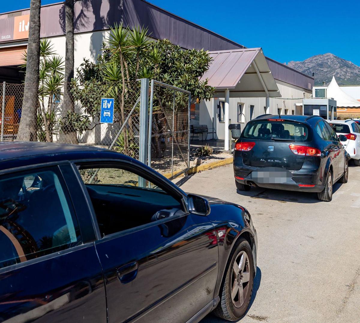 Coches pasando la ITV en una estación de Benidorm, en una imagen de archivo. |
