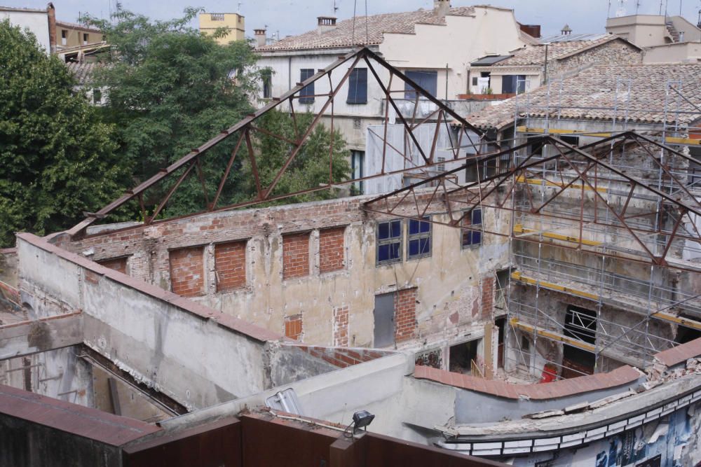 Desmunten el sostre de l'antic Cinema Modern de Girona