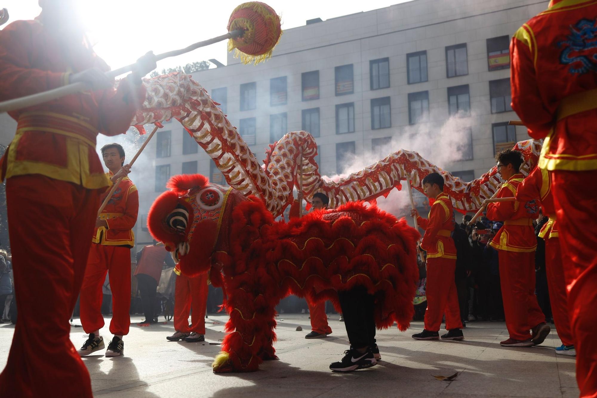 La comunidad china de Zaragoza desfila por el centro para celebrar el Año del conejo