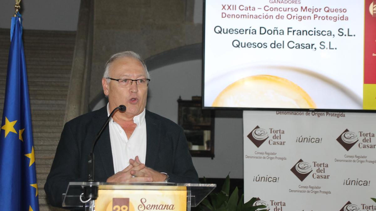 Mario Blasco, gerente de Quesos del Casar, agradece el premio de la cata-concurso.