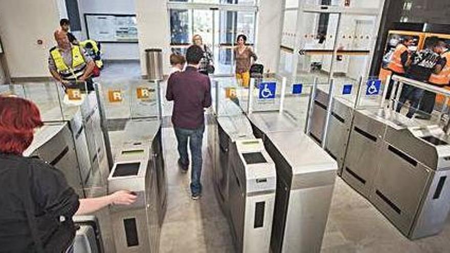 El vestíbul remodelat de l&#039;estació de la Renfe. El bar està tancat