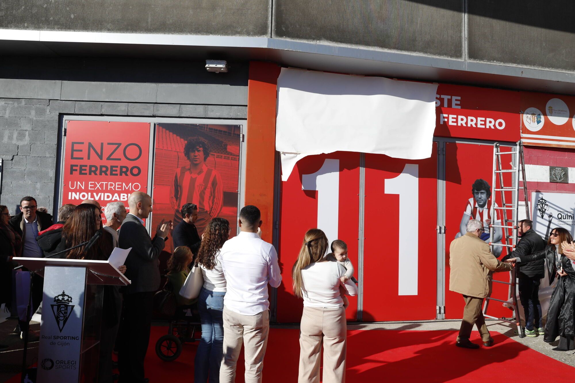 Enzo Ferrero descubre la puerta 11 de El Molinón