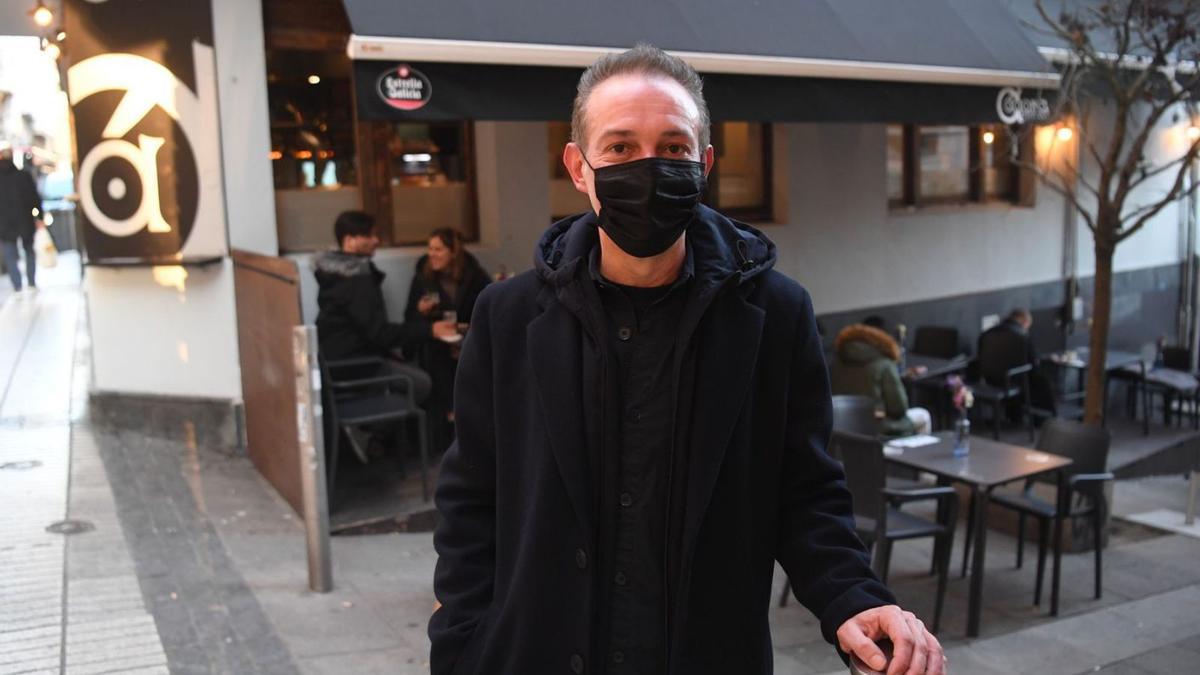 Manuel López, del café Ágora, posa en su terraza. |   // CARLOS PARDELLAS