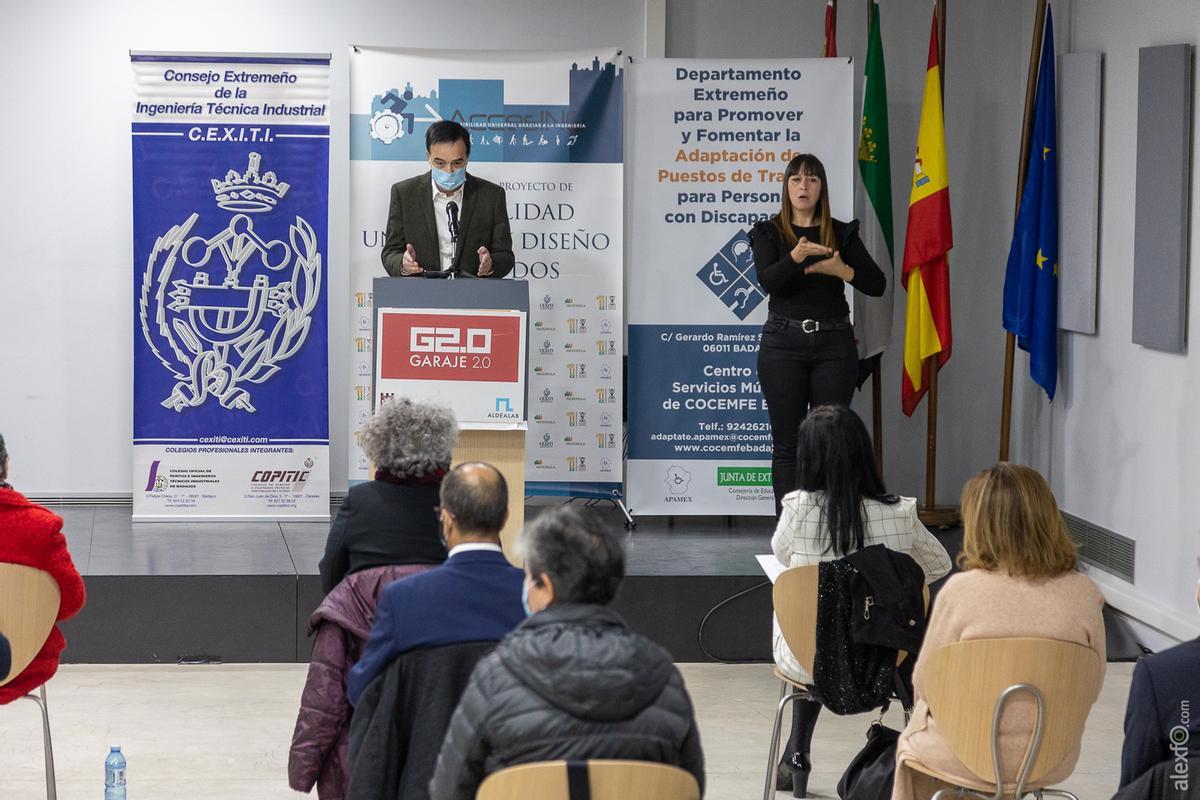 Jesús Gumiel, presidente de Apamex, presenta la entrega de galardones.
