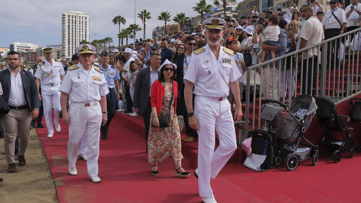 El rey Felipe se despide tras el acto en la playa de Las Alcaravaneras por el Día de las Fuerzas Armadas