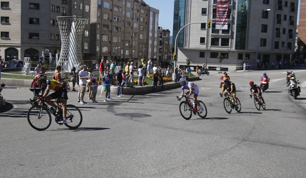 La segunda etapa de la ronda española, que empezó en Ourense y terminó en Baiona, pasó por Vigo y su área metropolitana. El pelotón cruzó la ciudad a toda velocidad a la caza de los corredores escapad