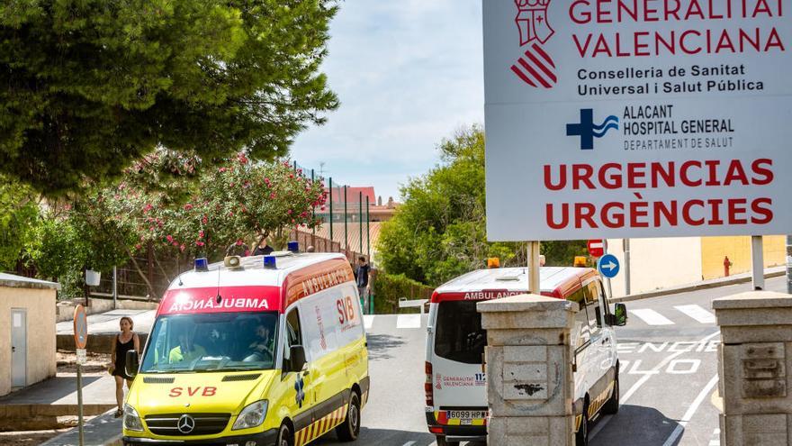 Ambulancias en el Hospital General de Alicante en una fotografía de archivo