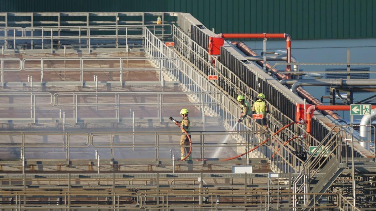 Efectivos de Bomberos continúan trabajando en las instalaciones de Saica en Zaragoza para la extinción del incendio declarado este lunes.
