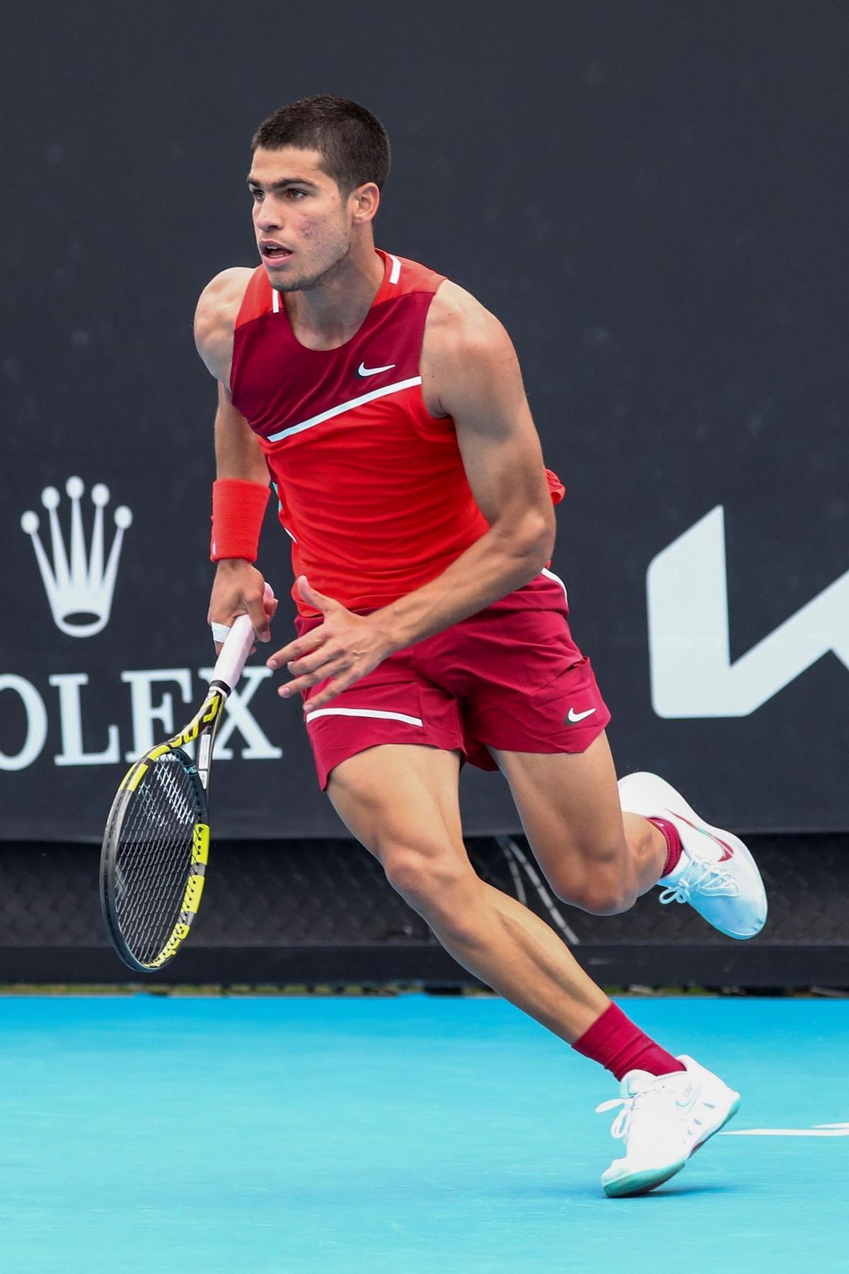 Carlos Alcaraz gana en su debut en Australia