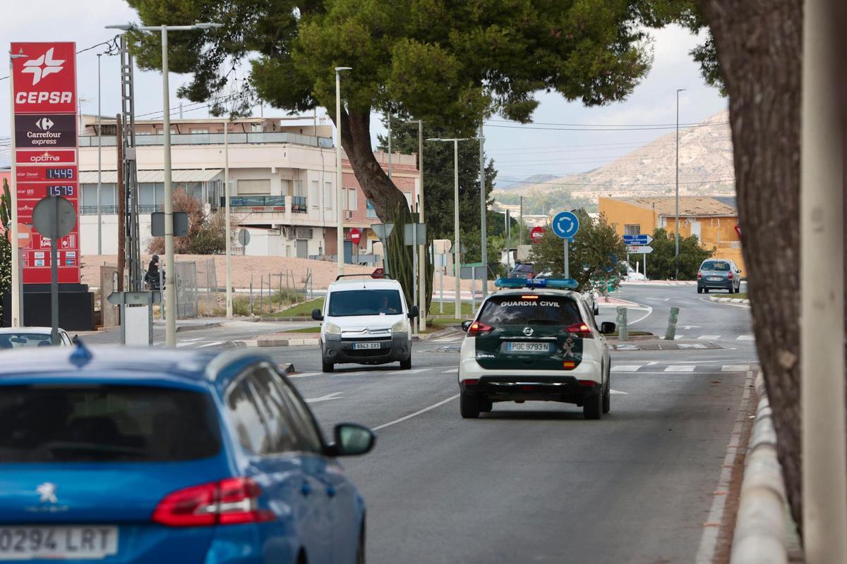 Refuerzo policial en Aspe tras la quema del coche del edil de Seguridad