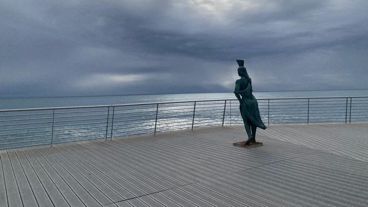 Foto del mirador de la Bella Lola /Vídeo del aspecto nocturno de la rehabilitación del paseo voladizo del Dique de Levante de Torrevieja