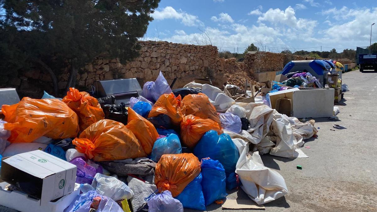 Efectos de una reciente huelga de basuras en Formentera.