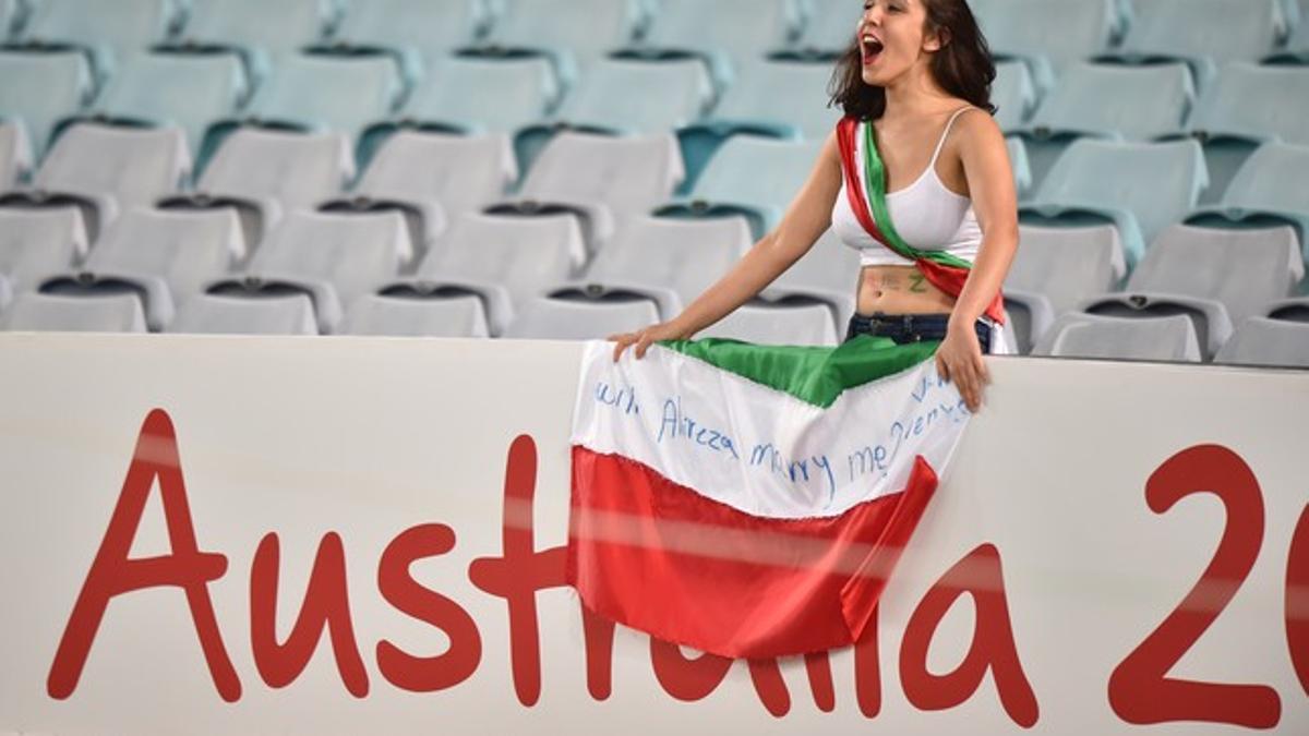 Una fan de Irán dando ánimos durante un partido contra Catar el 15 de enero en Sídney (Australia).