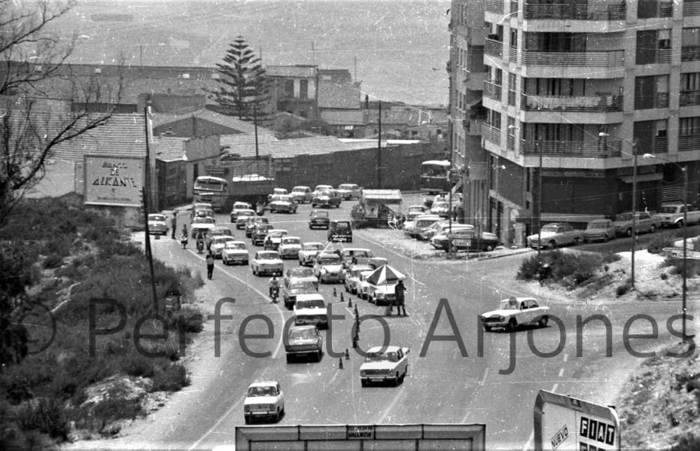 Así era el tráfico en la ciudad de Alicante en los años 60 y 70 en pleno verano