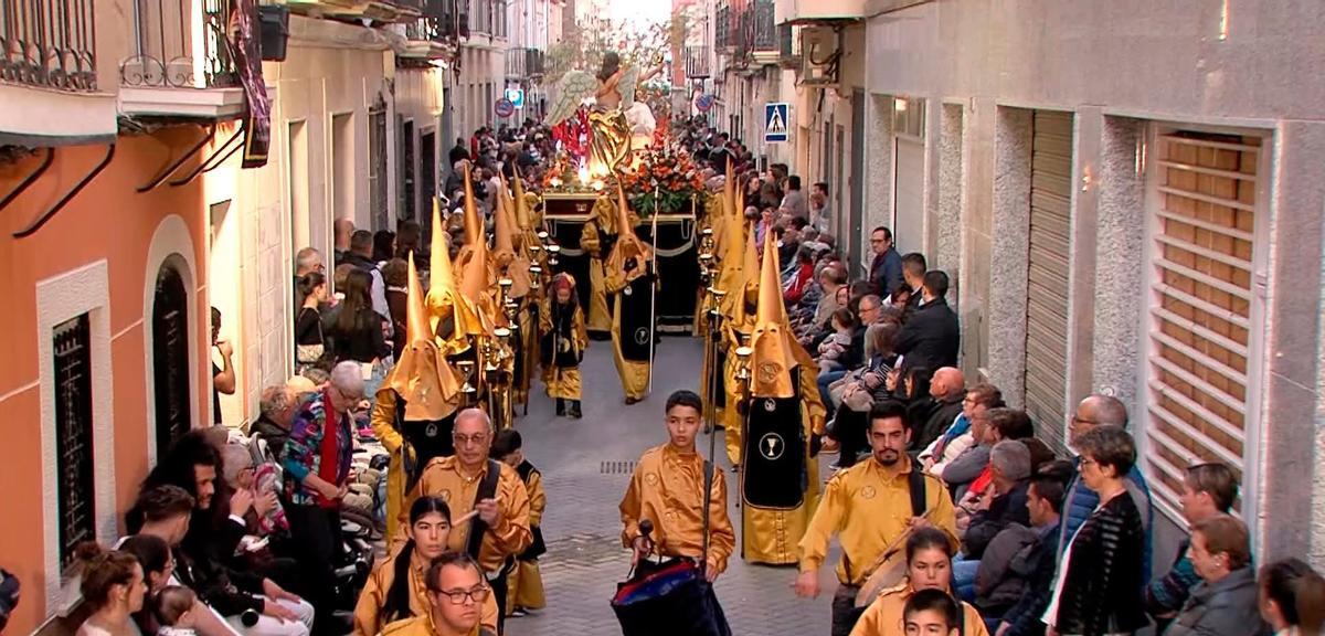 Un momento del paso de la hermandad de la Oración en el Huerto por las calles de Novelda.