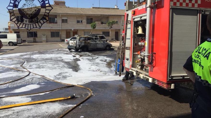 Un incendio calcina dos vehículos en el Grupo Generalitat