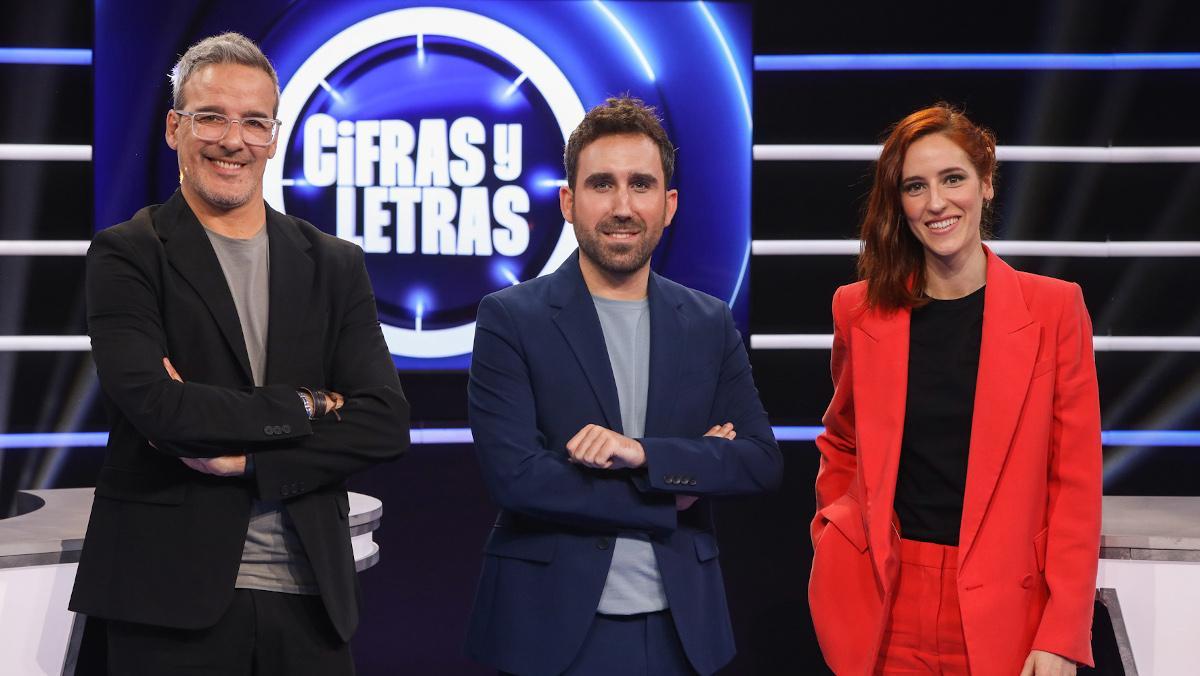 Aitor Albizua, entre David Calle y Elena Herraiz, los 'expertos' de 'Cifras y letras'