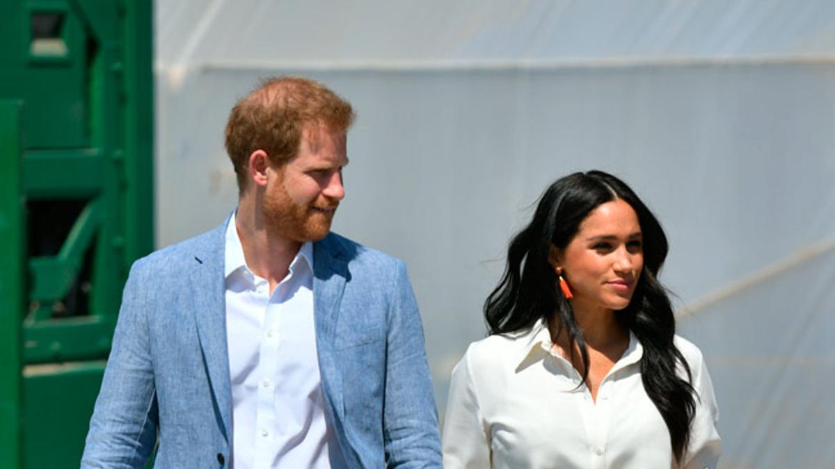 El príncipe Harry y Meghan Markle con vestido camisero blanco en su último día de viaje por África