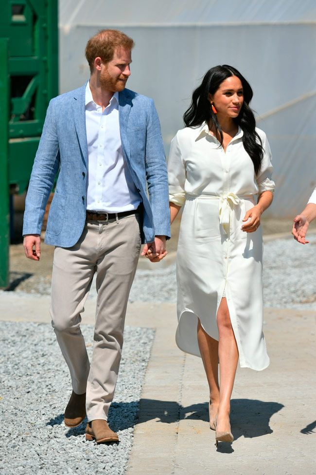 El príncipe Harry y Meghan Markle con vestido camisero blanco en su último día de viaje por África