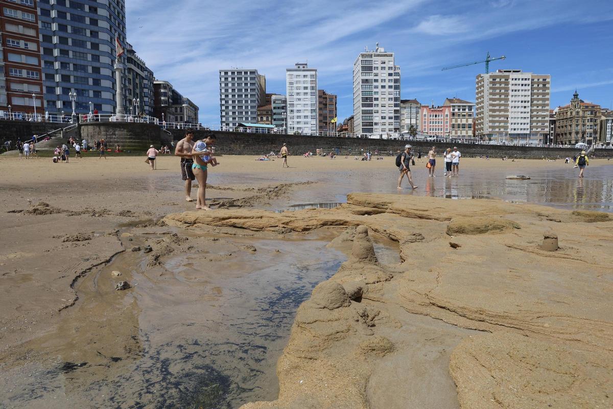 La roca que sorprendió a los bañistas de San Lorenzo, en imágenes