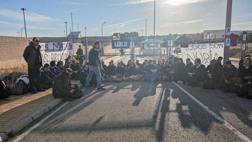 Funcionarios de Albocàsser cortan los accesos a la prisión como protesta por el asesinato en la cárcel de Tarragona