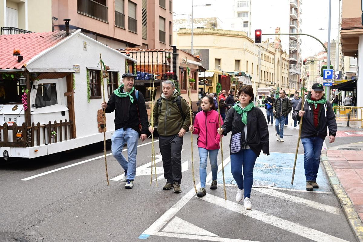 Las collas lucen sus carros engalanados por toda Castelló