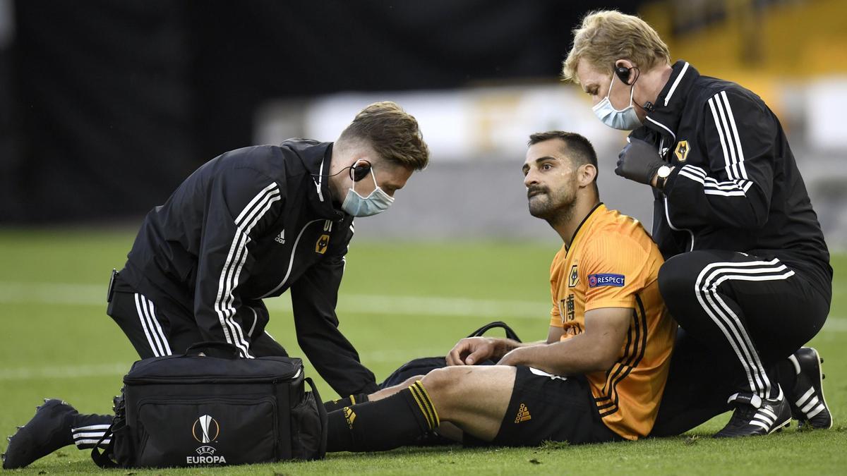 Jonny, atendido cuando sufrió su primera lesión de rodilla.