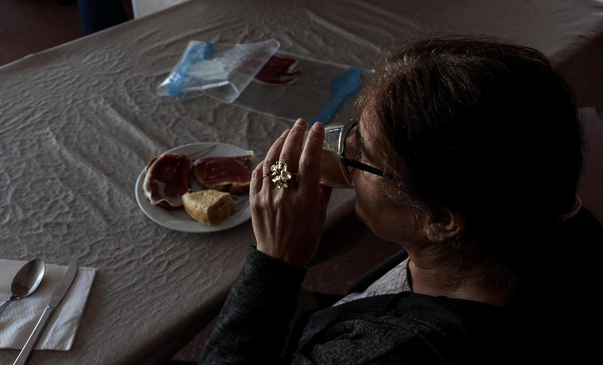 Cáritas ofrece todas las comidas en el centro de acogida de Elche